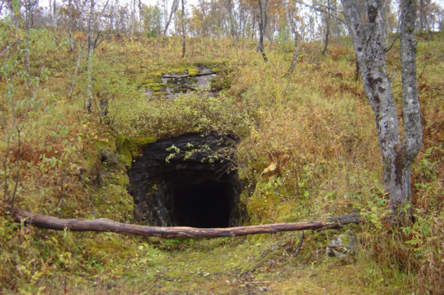 Bilde av en gruveinngang langs stullveien