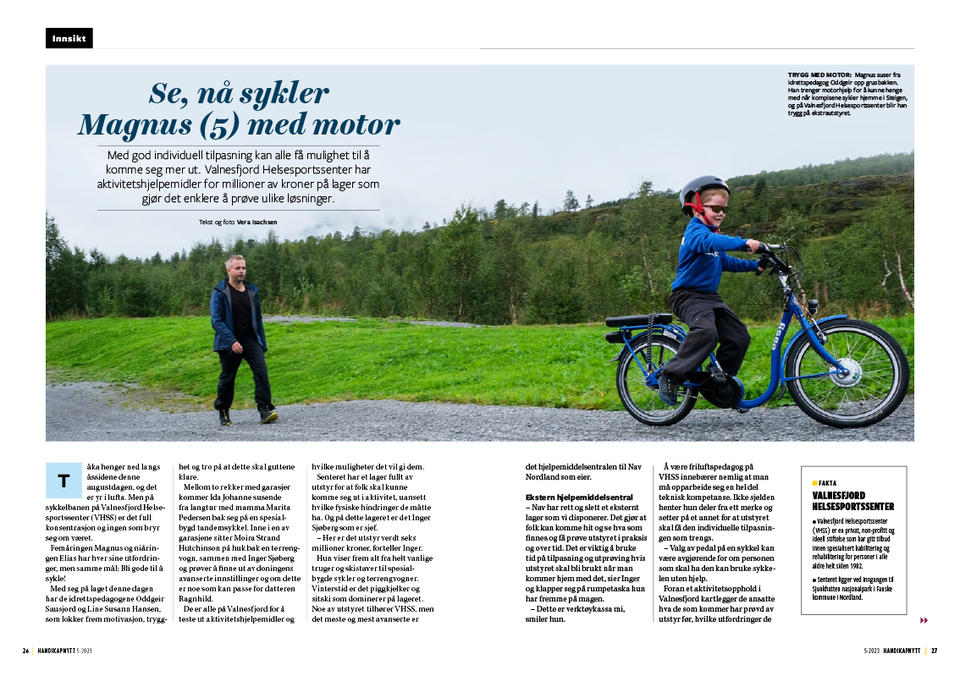 Faksimile av dobbeltoppslag av artikkel i Handikapnytt 5-2023. Fotografiet viser en gutt som sykler på en spesialsykkel med en voksen som passer på
